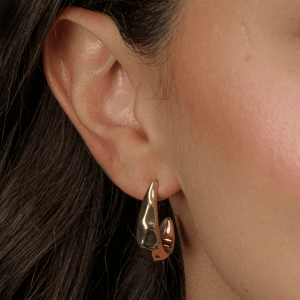 Brinco Dourado Formato Argola com Texturas Retas